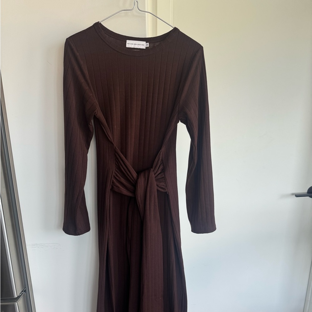 Elegant brown dress with tie detailing